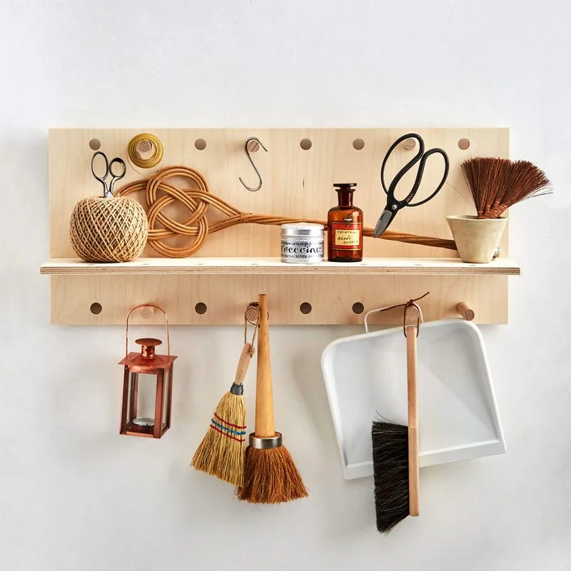 Floating shelf with pegs, large